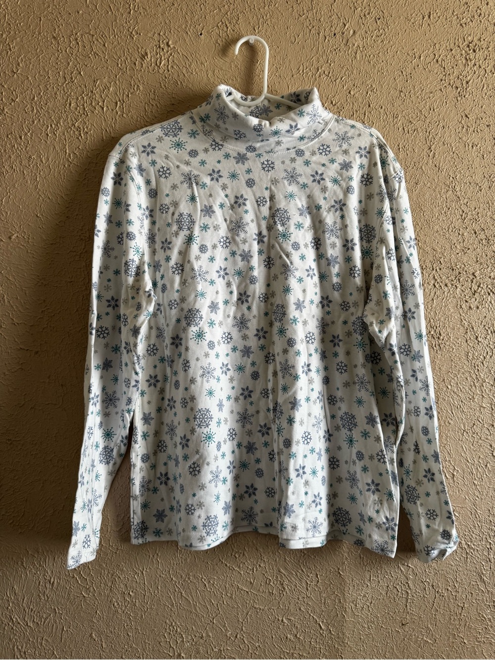 Holiday Editions White Turtleneck Long Sleeve Top with Blue Snowflake Print